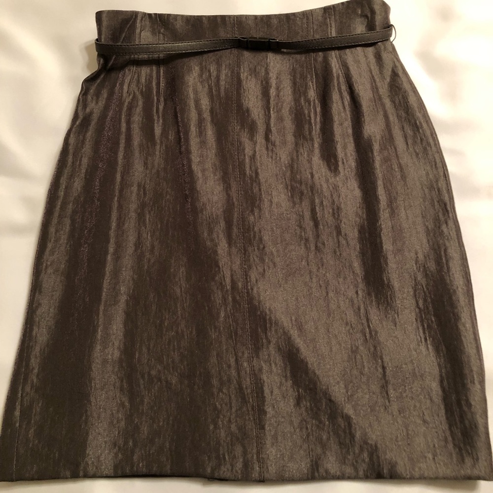 Silhouette hugging pencil skirt